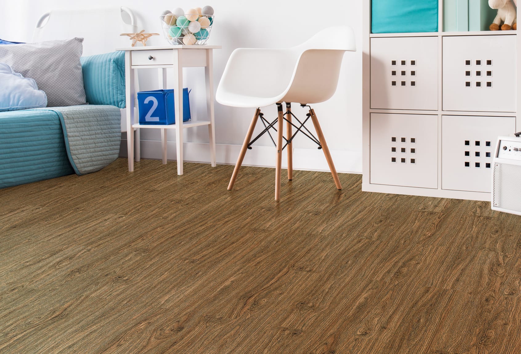 Lantai Vinyl TV 2007 Barn Oak di Kamar Tidur Anak - Penerapan lantai vinyl dengan desain Barn Oak yang alami dan hangat di kamar tidur anak, dilengkapi dengan tempat tidur, meja kecil, kursi modern, dan dekorasi berwarna cerah, menciptakan suasana yang nyaman dan ramah untuk anak-anak.