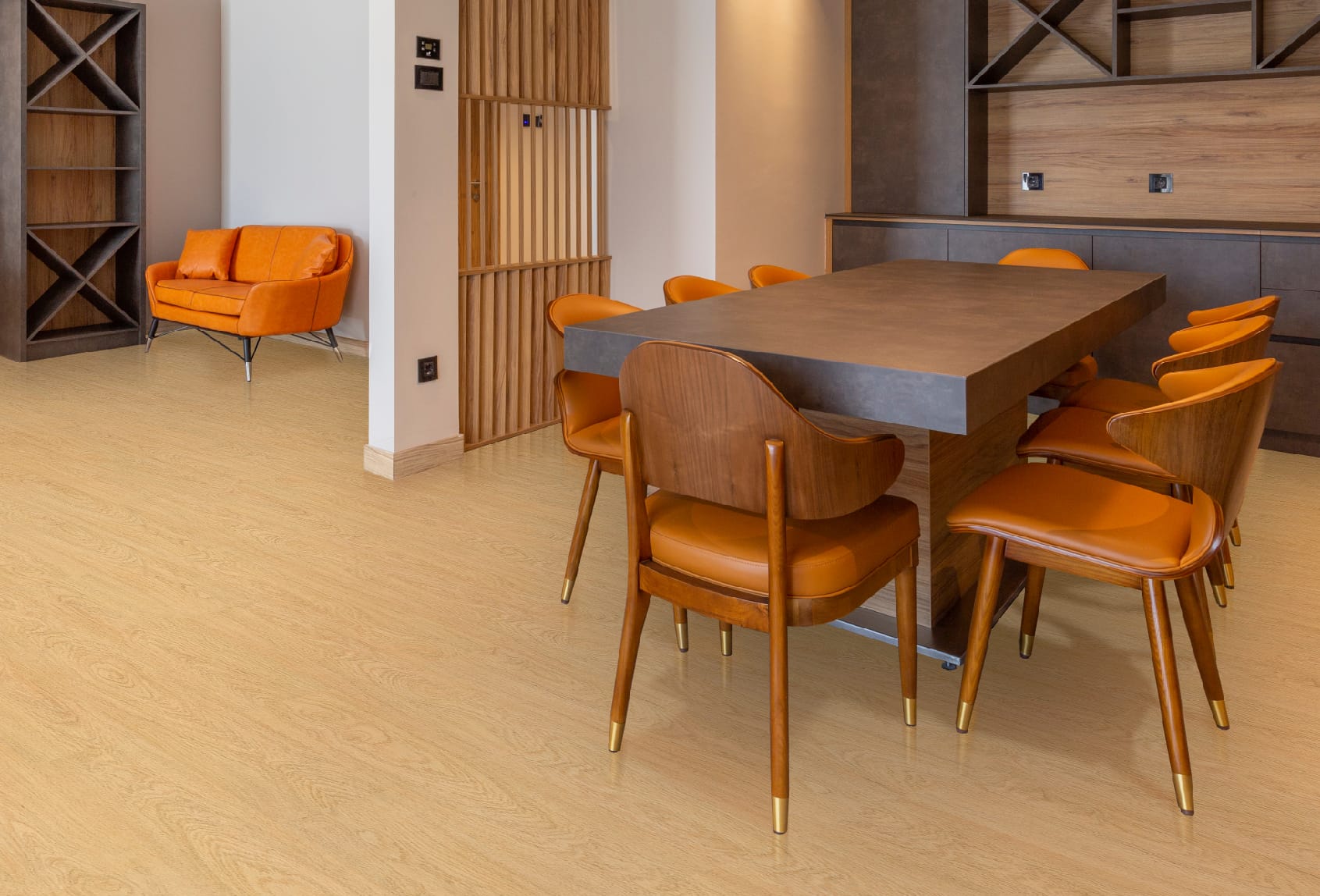 Lantai Vinyl TV 2001 Light Oak di Ruang Makan Modern - Penerapan lantai vinyl berwarna Light Oak dengan tekstur halus di ruang makan modern, dilengkapi kursi kayu dengan bantalan oranye dan meja beton minimalis. Pilihan lantai yang stylish dan ekonomis untuk interior.