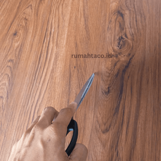 tes gores lantai vinyl menggunakan gunting