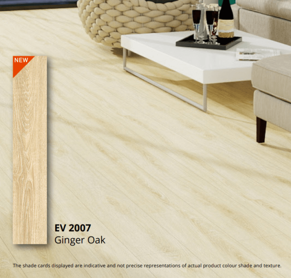 Ruang tamu dengan lantai ECO FLOORING Super Vinyl Plank Ginger Oak EV 2007 yang menciptakan suasana natural dan elegan