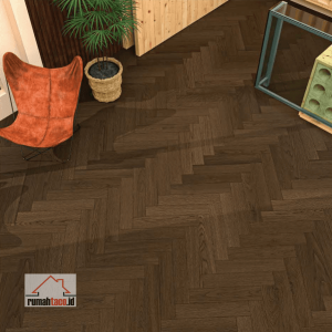 Motif lantai SPC TACO Herringbone TV 5529 SHR Nutmeg Oak terpasang di ruangan dengan pola zigzag cokelat tua elegan